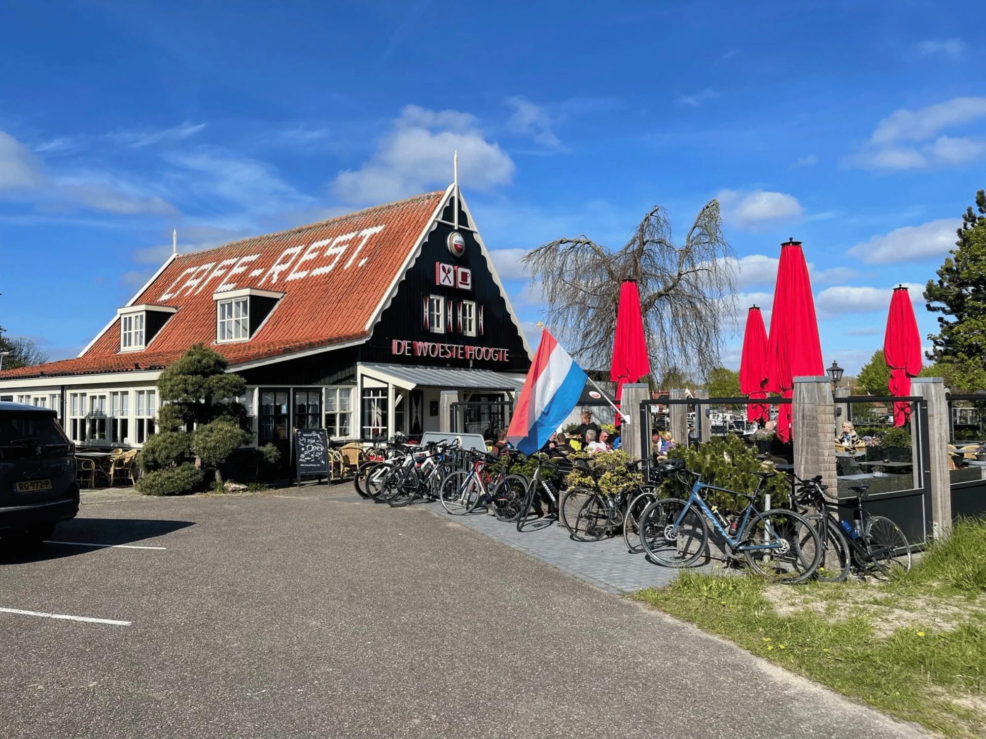 Café-Restaurant De Woeste Hoogte aan het IJsselmeer